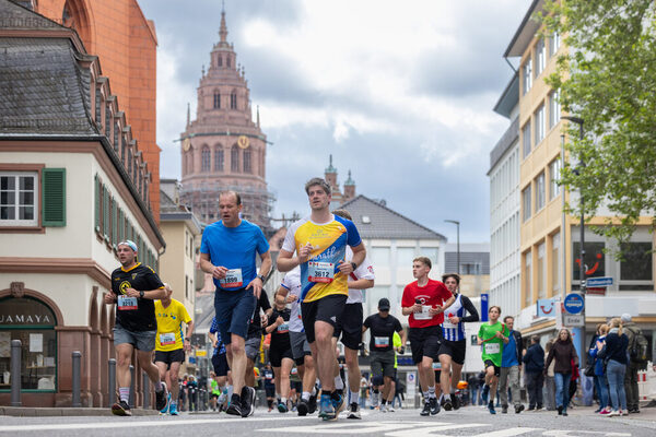 Läuder:innen vor dem Dom St. Martin © Veranstalter