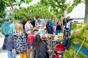 Besucher:innen auf dem Krempelmarkt am Rheinufer © Kristina Schäfer