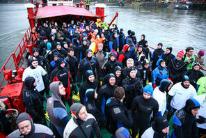Feuerwehrleute auf einem Schiff bevor sie in den Rhein springen &copy; Landeshauptstadt Mainz