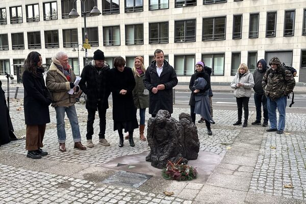 OB Haase weiht Denkmal für in NS-Zeit verfolgte Wohnungslose ein &copy; Landeshauptstadt Mainz