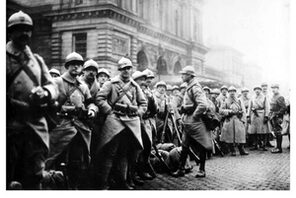 Soldaten am Bahnhof Mainz 1918 © C. Klein