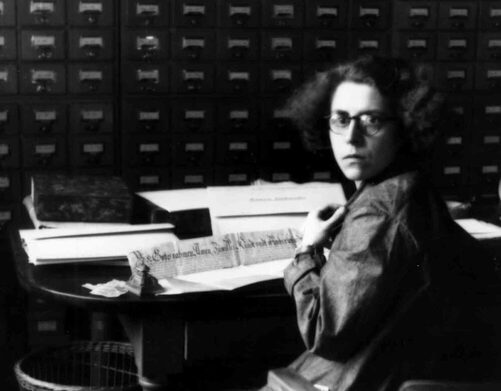 Elisabeth Darapsky bei ihrer Arbeit im Stadtarchiv, um 1940 (bpsf2440a).