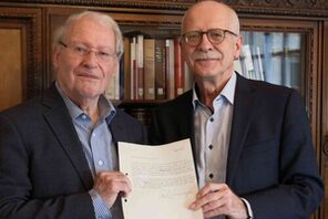 Eckhart Pick übergibt dem Leiter des Stadtarchivs, Wolfgang Dobras einen B &copy; Stadtarchiv Mainz