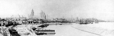 Blick vom Ende des Winterhafens auf Dom und Rhein