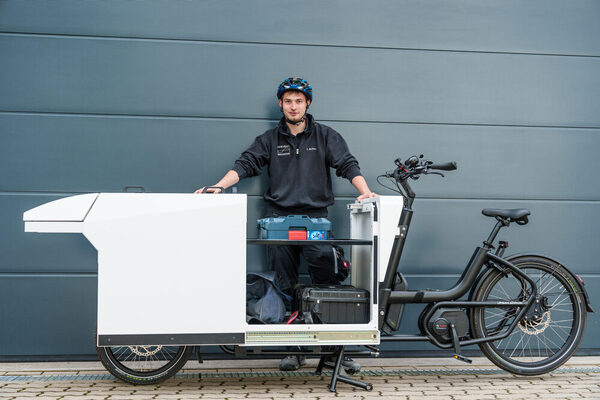 Handwerker mit beladenem Lastenrad © CBJ Björn Hänssler