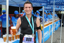 Bildergalerie Gutenberg Marathon Mainz Zielverpflegung Das hat er sich verdient! Im Ziel werden die die Läuferinnen und Läufer gut verpflegt, damit die Energiespeicher wieder aufgefüllt werden können.