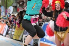 Bildergalerie Gutenberg Marathon Mainz Freundensprünge Zielbereich: So sieht Freude aus!