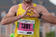 Bildergalerie Gutenberg Marathon Mainz Läuferfreude Für manche ist der Lauf in Mainz Herzensangelegenheit
