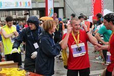 Bildergalerie Gutenberg Marathon Mainz Übergabe der Medaillen Direkt nach dem Zieleinlauf ernten die Läuferinnen und Läufer die Früchte ihres sportlichen Könnens! Helferinnen und Helfer gratulieren zu dem Erfolg und übergeben die Medaille.