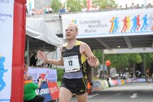 Bildergalerie Gutenberg Marathon Mainz Geschafft! Nach knapp 21,1 Kilometern haben die Halbmarathonis ihr Ziel erreicht. Für die Marathonläuferinnen und -läufer geht es dann am Zielbereich vorbei in die weitere Runde.