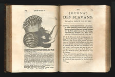 Bildergalerie Gutenberg-Museum "Pressehistorie" Das von Denis de Sallo herausgegebene „Journal des Scavans“ von 1681. Der französische Autor Denis de Sallo (1626-1669) gründete die erste wissenschaftliche Fachzeitschrift, die in Europa publiziert wurde. Das „Journal des sçavans“ erschien erstmals am 05.01.1665, die erhaltene Ausgabe posthum, am 07.07.1681.