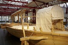 Bildergalerie MufAS Holzschiff von der Seite Detailaufnahmen von Schiffsnachbauten aus der früheren Ausstellung des Museums für Antike Schifffahrt. Die Präsentation wird derzeit überarbeitet.