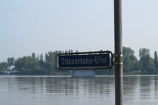 Bildergalerie Rheinufergalerie Am Stresemann-Ufer kommen Kunstliebhaber auf ihre Kosten. Kunst im Grünen ist am Stresemann-Ufer zu finden.
