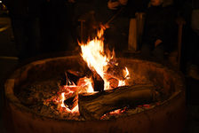 Im Weihnachtsdorf spendet ein großes Feuer Wärme.
