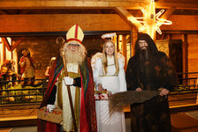 Nikolaus, Engel und Knecht Ruprecht  besuchen den Weihnachtsmarkt am Nikolaustag.