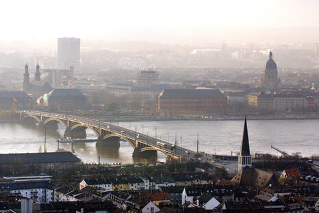 Theodor-Heuss-Brücke aus der Luft