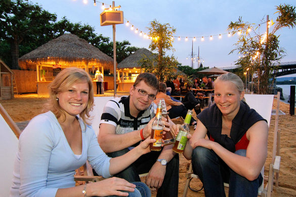 Am Mainz-Strand bei einem Getränk den Tag ausklingen lassen.
