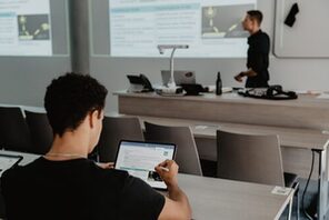 Ein Studierender in einem Hörsaal. © Burcunur Czyz FOM