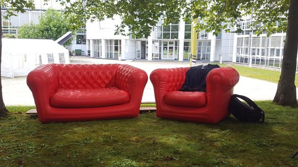 Das mobile rote Science Sofa unterwegs in der Stadt