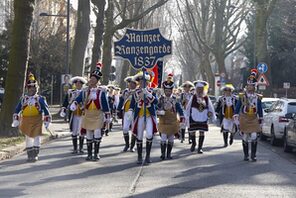 Eine Abteilung der Fastnachtsgarde marschiert durch Mainz. © Landeshauptstadt Mainz