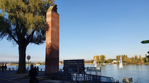 Kreuzer Mainz-Ehrenmal am Rheinufer