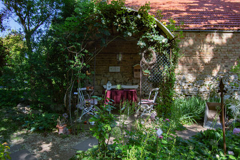 Laube im imposanten Garten