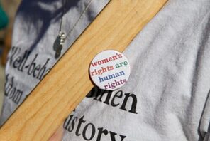 Button Womans rights are human rights &copy; Pixabay/Carrie Z