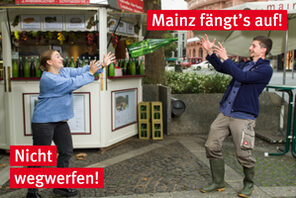 Eine junge Frau wirft eine Flasche, ein Mann fängt auf. © Landeshauptstadt Mainz/dreivorzwölf Marketing, Foto: Carsten Costard