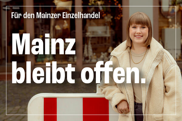 Schrift: Mainz bleibt offen, dazu eine Junge Frau an einer Baustellenbarke &copy; Landeshauptstadt Mainz; Fotografie: Linda Deutsch; Konzept & Design: Designagentur honey-studio